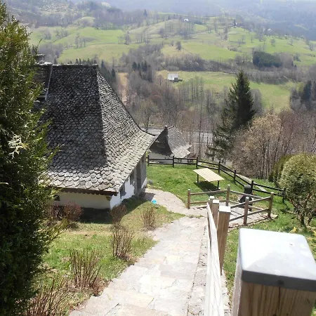 Avec Vue Panoramique Sur Le Plomb Du Cantal *