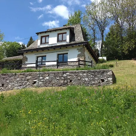 Avec Vue Panoramique Sur Le Plomb Du Cantal شاليه
