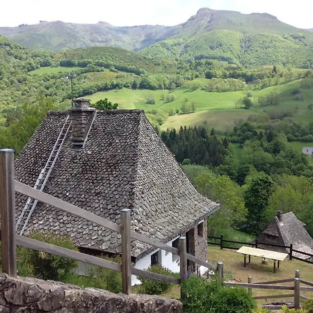 Avec Vue Panoramique Sur Le Plomb Du Cantal Saint-Jacques-des-Blats