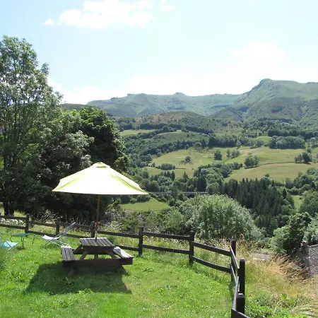 Avec Vue Panoramique Sur Le Plomb Du Cantal Saint-Jacques-des-Blats